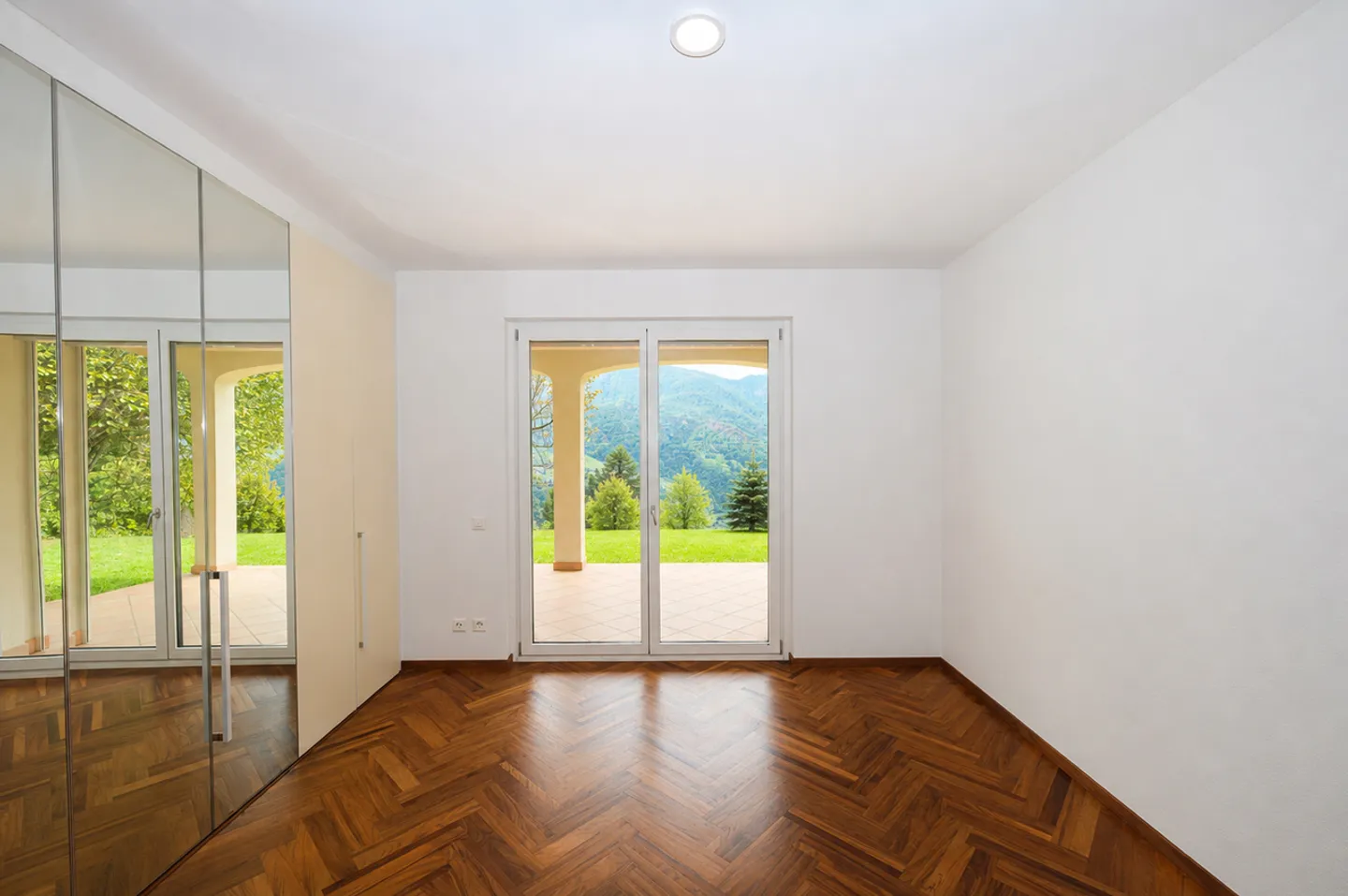 Elegante Villa mit Innenpool und Großem Grundstück in Vezia - Foto 17 von 28
