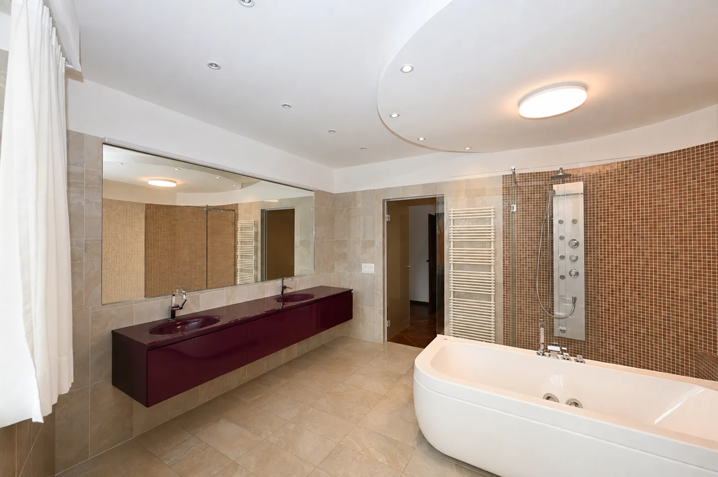 Elegante Villa mit Innenpool und Großem Grundstück in Vezia - Foto 18 von 28