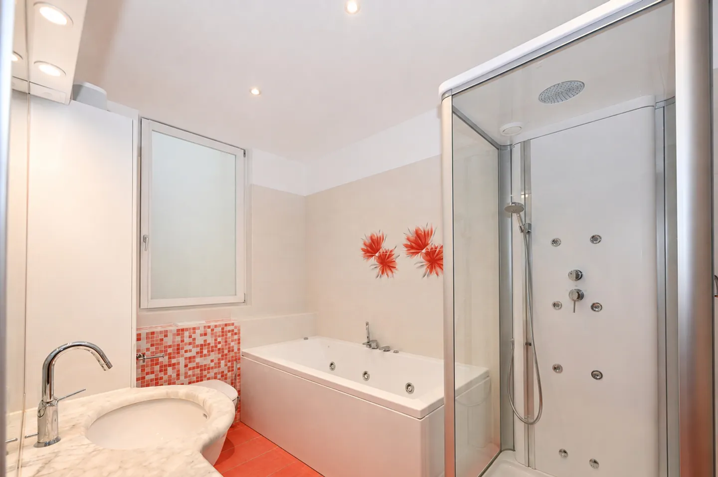 Elegante Villa mit Innenpool und Großem Grundstück in Vezia - Foto 20 von 28