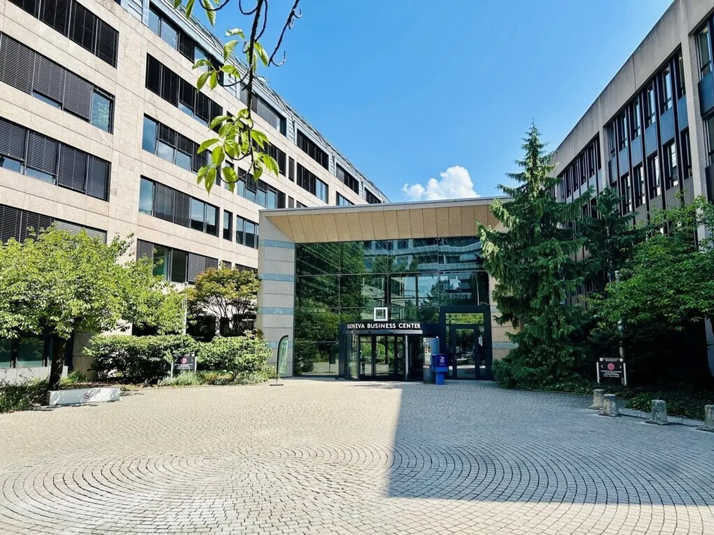 Area of 142 + 228 m2, totaling 370 m2 in the Geneva Business Center in Lancy - Photo 1 of 7