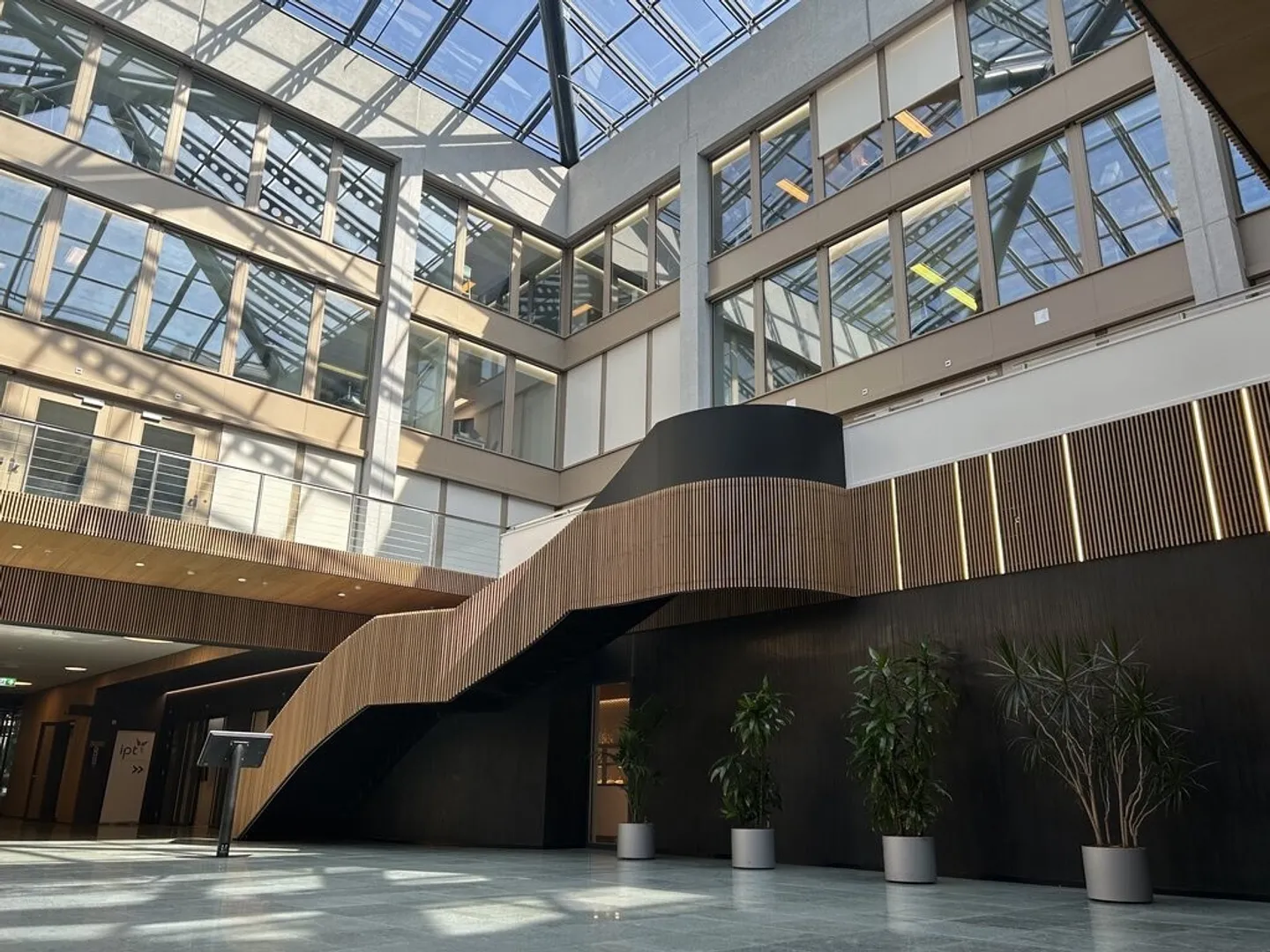 Area of 142 + 228 m2, totaling 370 m2 in the Geneva Business Center in Lancy - Photo 3 of 7