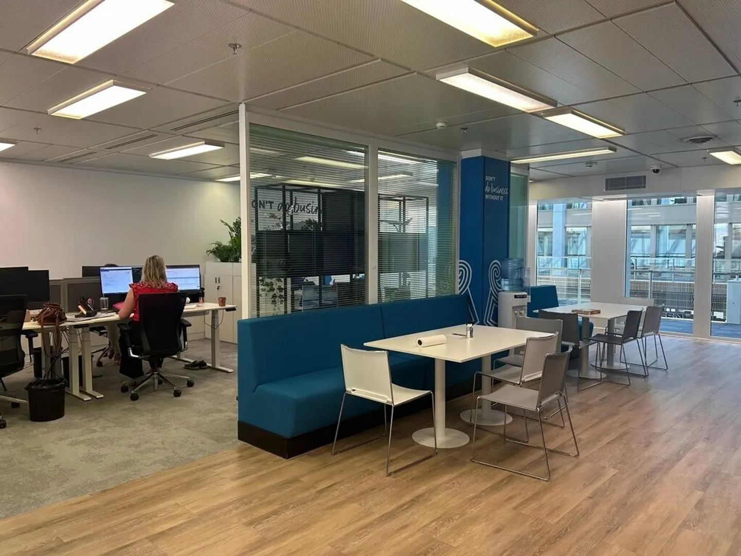 Area of 142 + 228 m2, totaling 370 m2 in the Geneva Business Center in Lancy - Photo 4 of 7