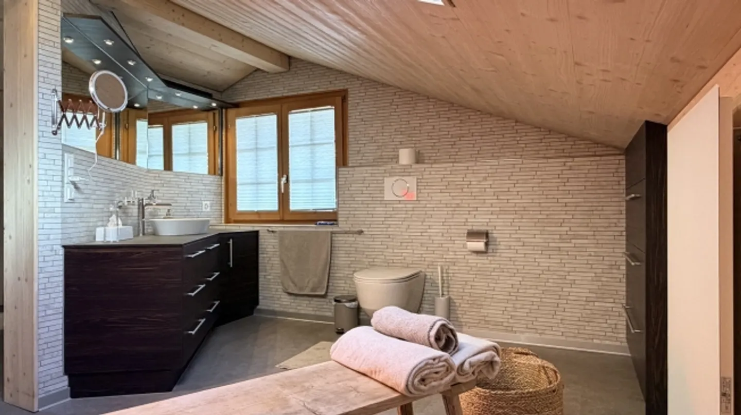 «Chalethaus mit Einliegerwohnung und Wellnessoase» - Foto 10 von 16