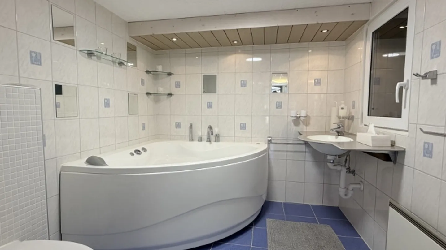 «Chalethaus mit Einliegerwohnung und Wellnessoase» - Foto 15 von 16