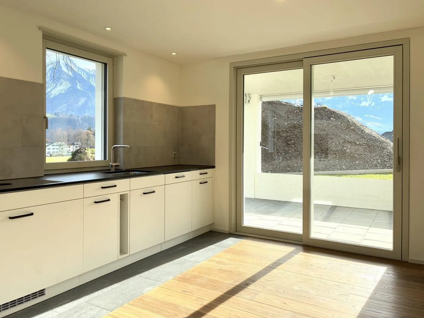 Moderno appartamento di 3,5 stanze in mezzo al verde - Alpnach Dorf - Foto 3 di 18