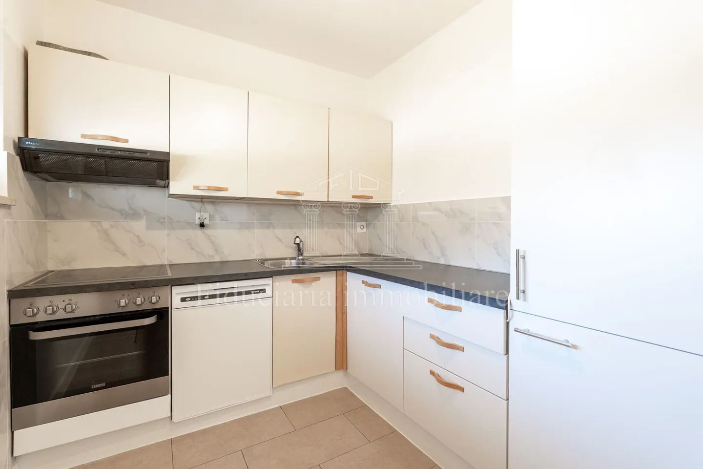 TENDRE - Appartement de 4,5 pièces rénové - Photo 2 sur 7