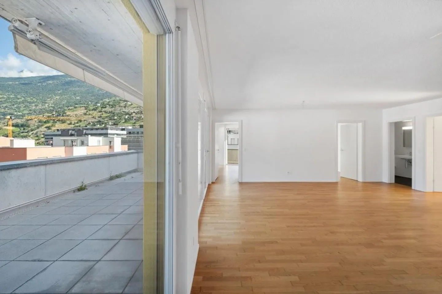 Moderno appartamento di 4,5 stanze in una posizione centrale e tranquilla - Foto 3 di 11