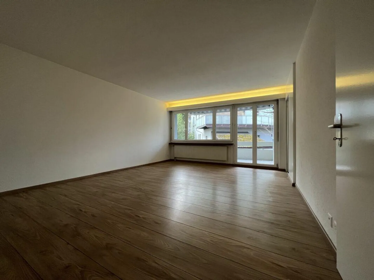 Spacious and modern 2.5 room apartment with balcony in a quiet location - Photo 2 of 9