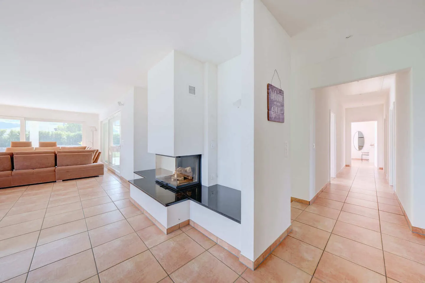 Exclusive living in a sun-drenched location - Photo 3 of 13