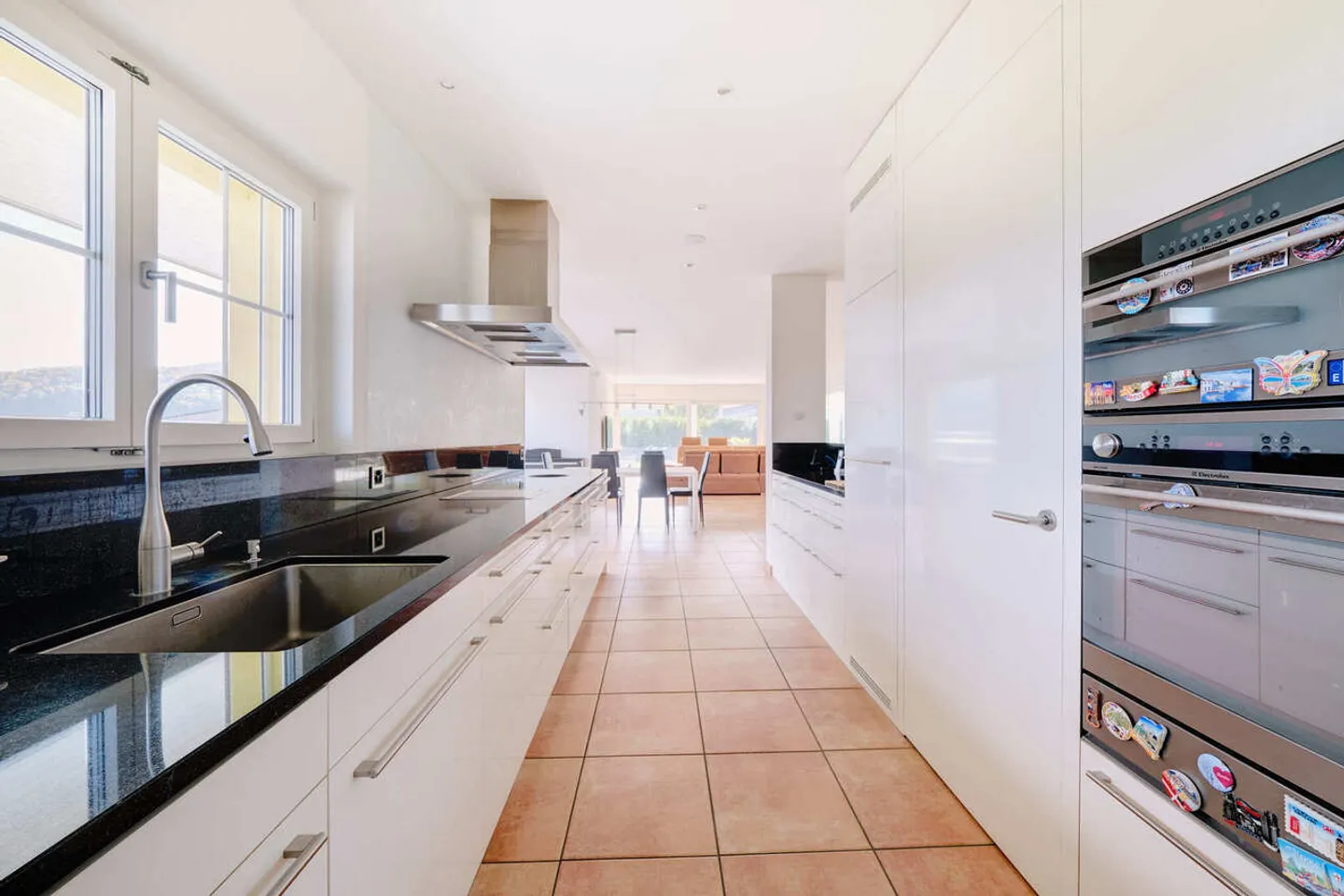 Exclusive living in a sun-drenched location - Photo 4 of 13