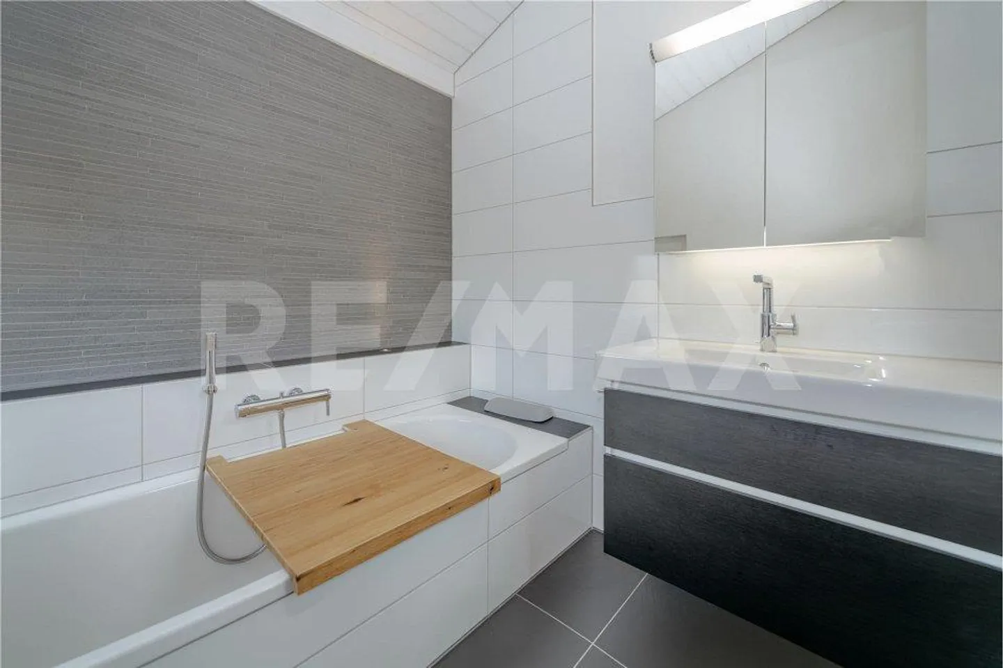 Where family life meets living comfort - 5.5 rooms with modern amenities - Photo 12 of 13
