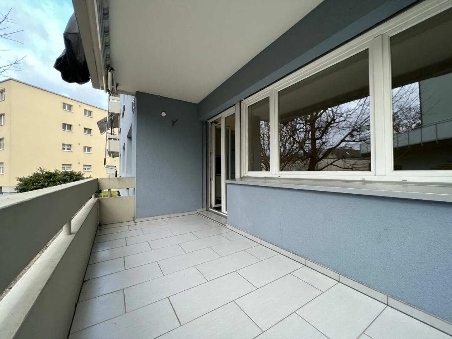 Spacious and modern 2.5 room apartment with balcony in a quiet location - Photo 4 of 9