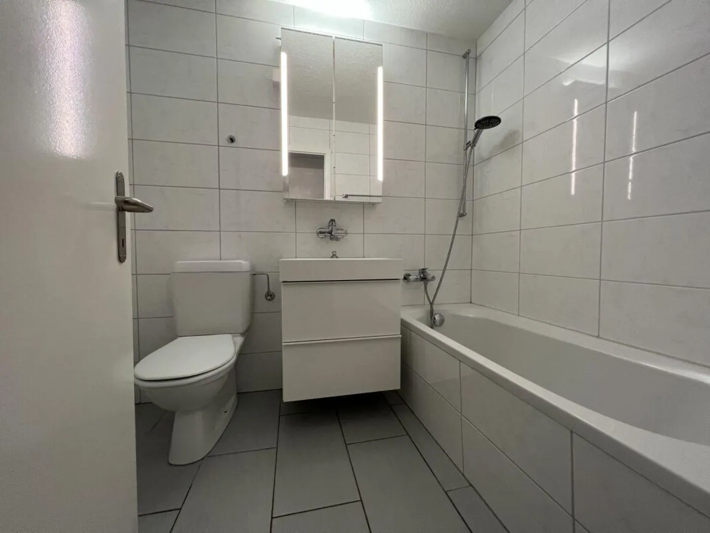 Spacious and modern 2.5 room apartment with balcony in a quiet location - Photo 5 of 9