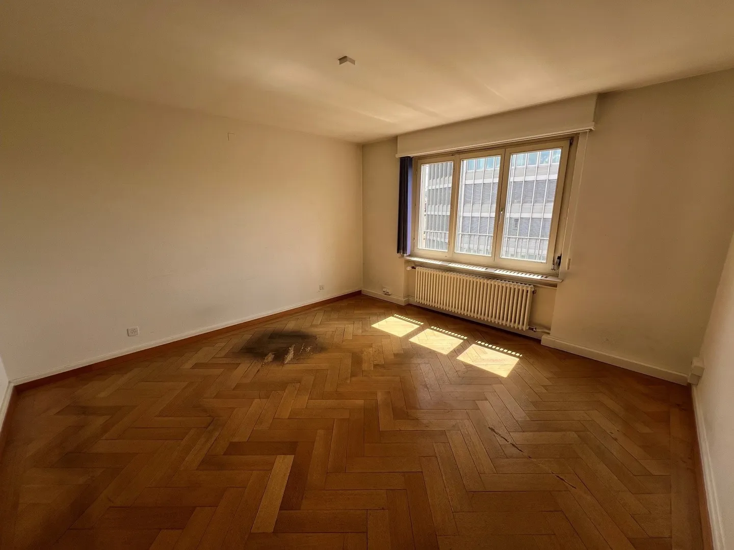 Espace commercial spacieux de 7 à un emplacement central à Zurich - Photo 2 sur 19
