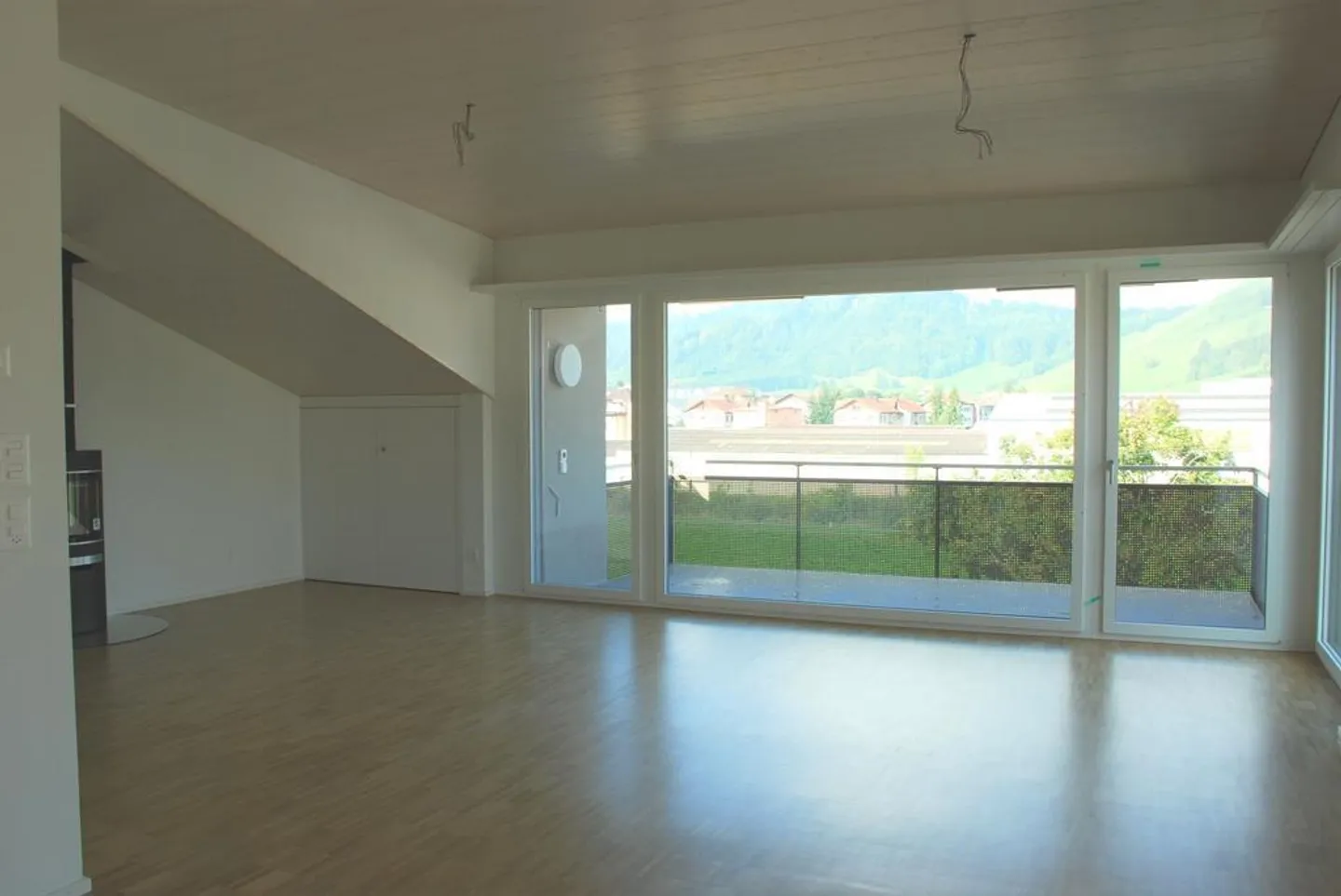 Moderne Dachwohnung mit Balkon - Foto 4 von 12