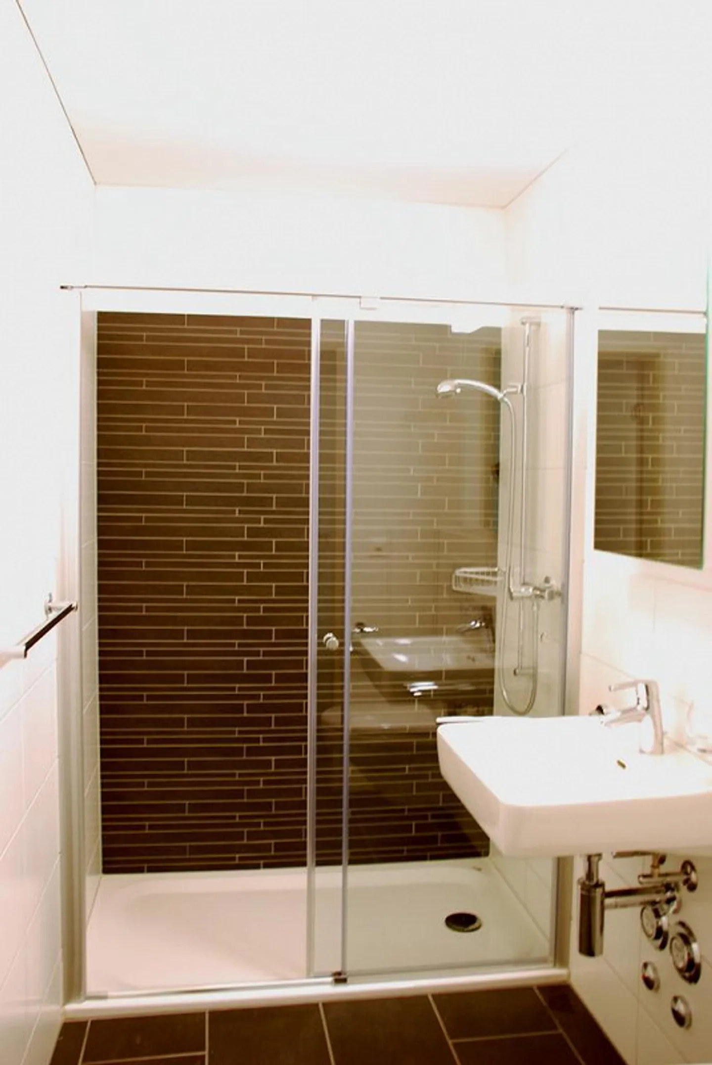 Moderne Dachwohnung mit Balkon - Foto 7 von 12