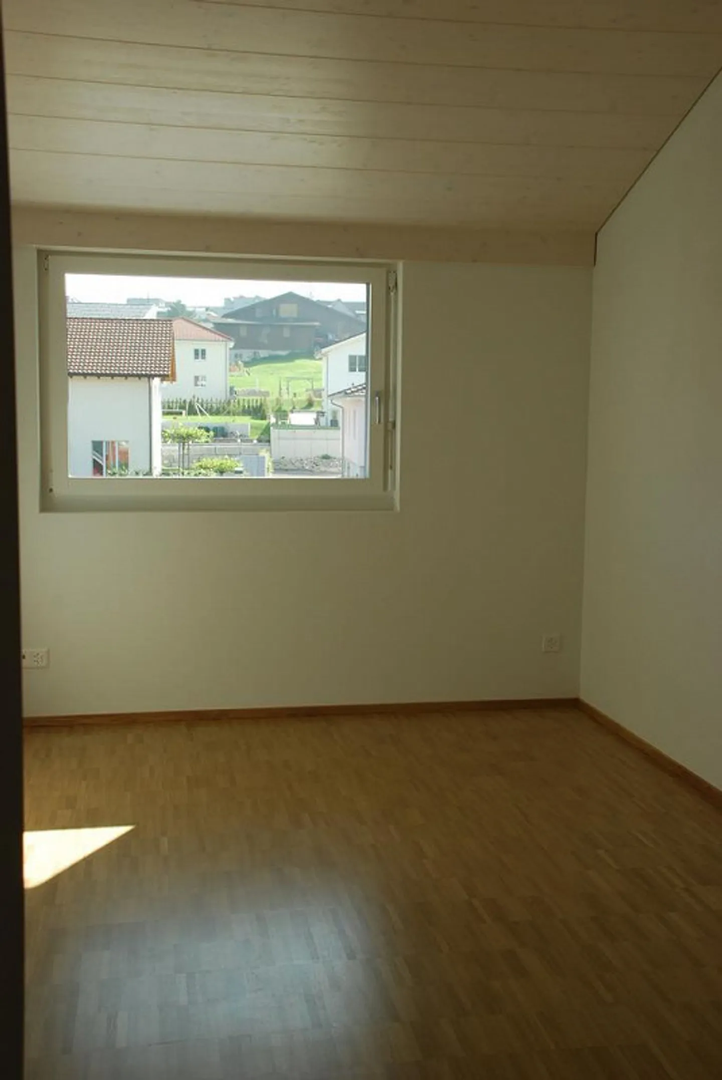 Moderne Dachwohnung mit Balkon - Foto 8 von 12