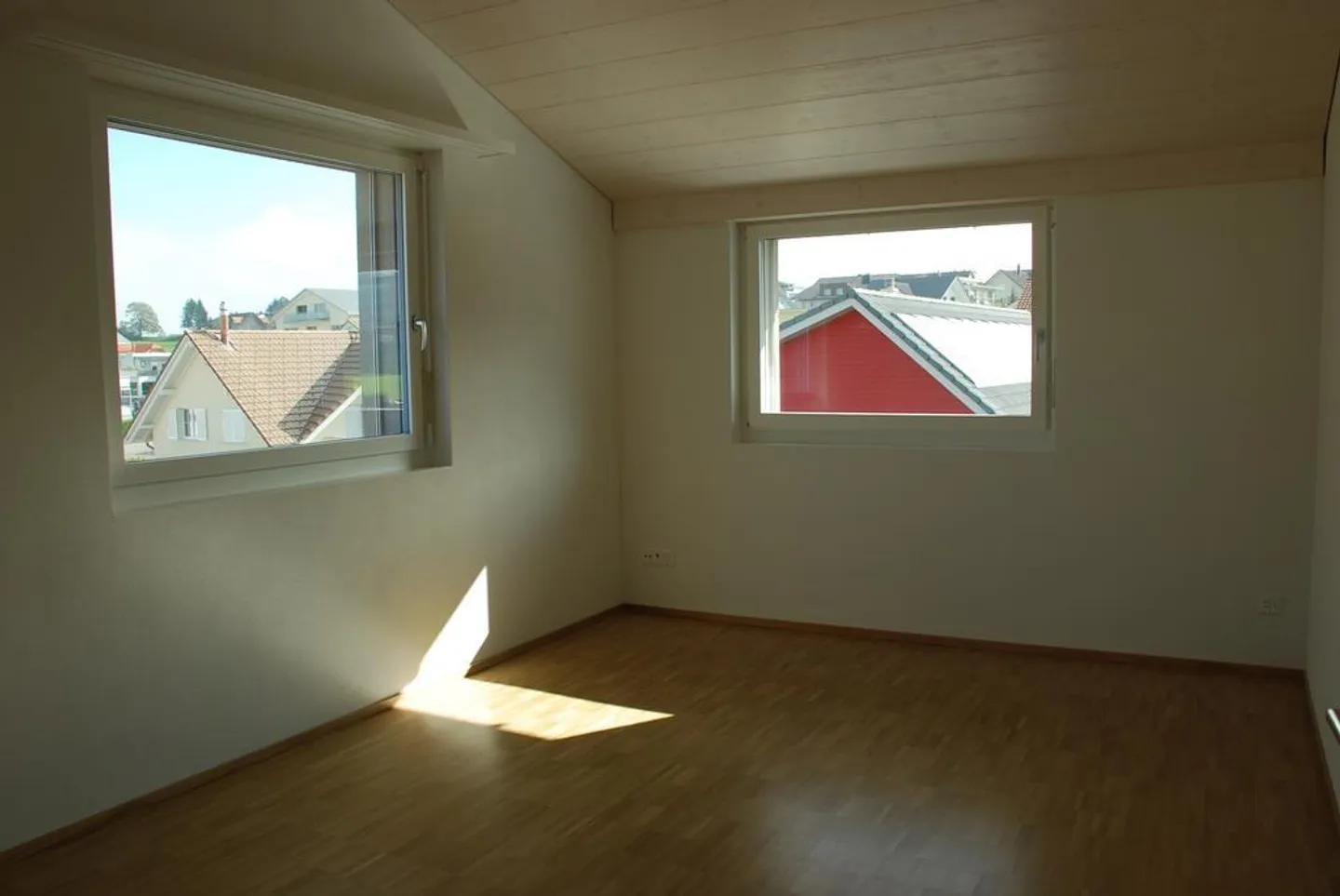 Moderne Dachwohnung mit Balkon - Foto 9 von 12