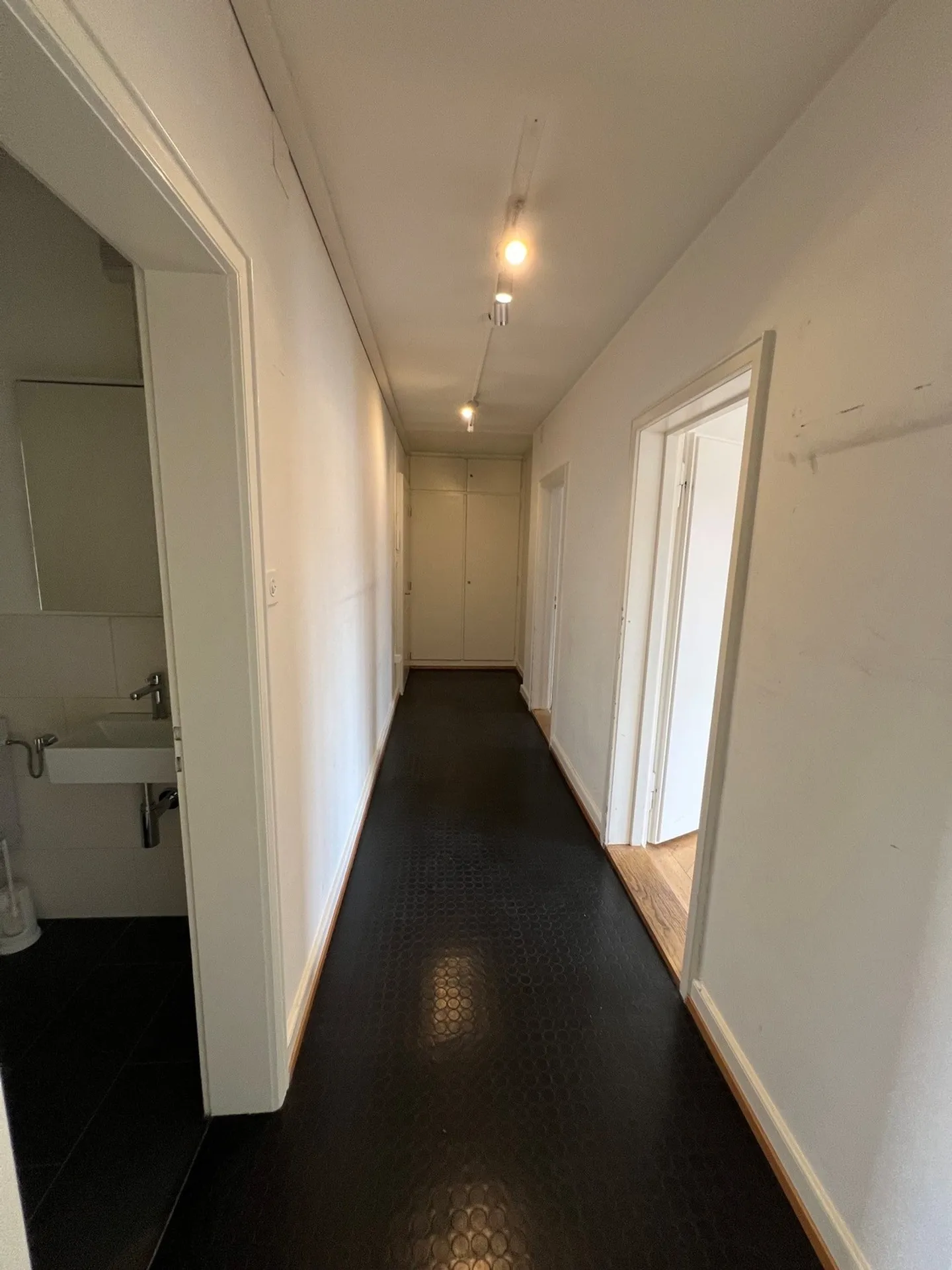 Espace commercial spacieux de 7 à un emplacement central à Zurich - Photo 11 sur 19
