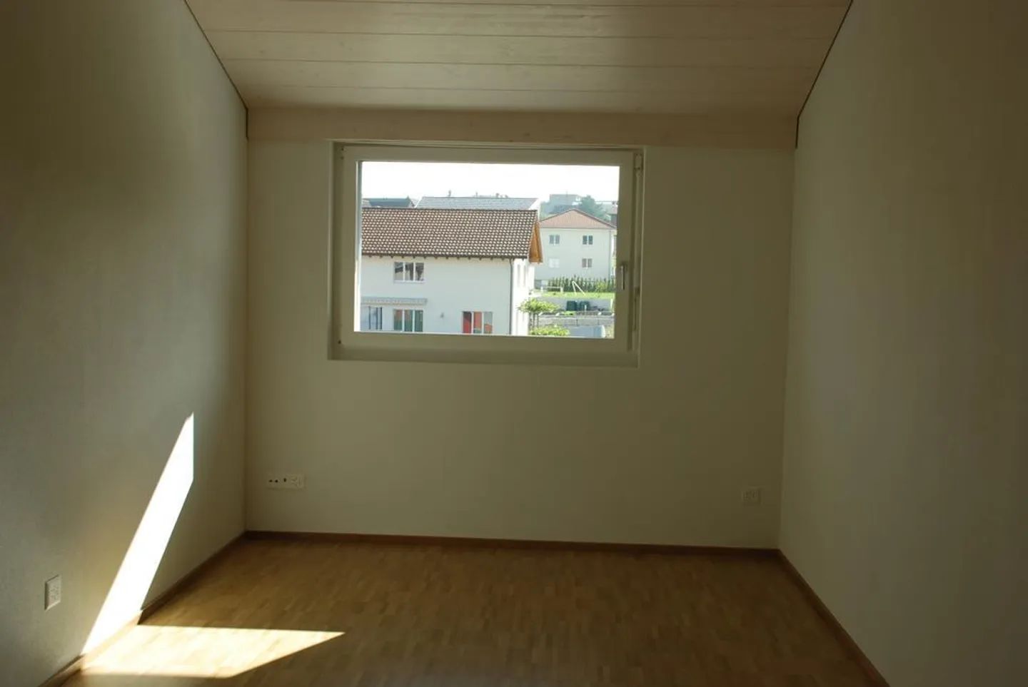 Moderne Dachwohnung mit Balkon - Foto 10 von 12