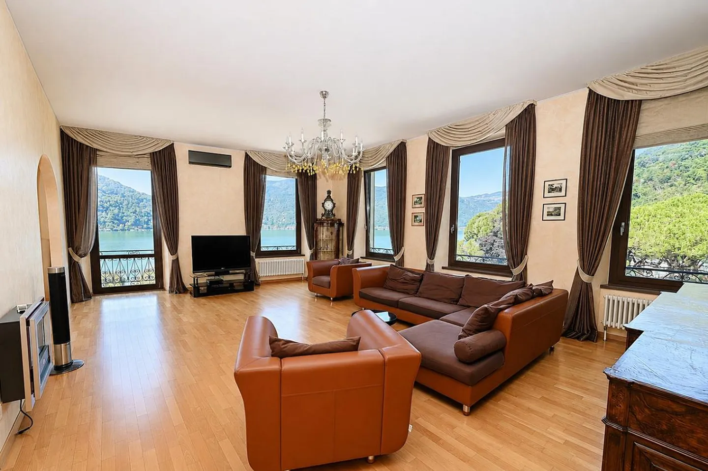 Elegant Penthouse with Lake Lugano View in Maroggia - Photo 4 of 21