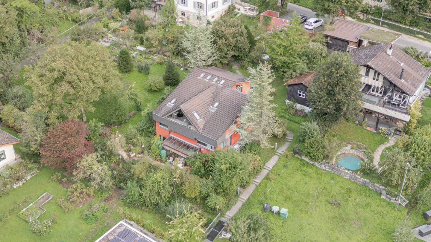 Maison multifamiliale avec trois appartements et trois places de parking extérieures - Photo 2 sur 29