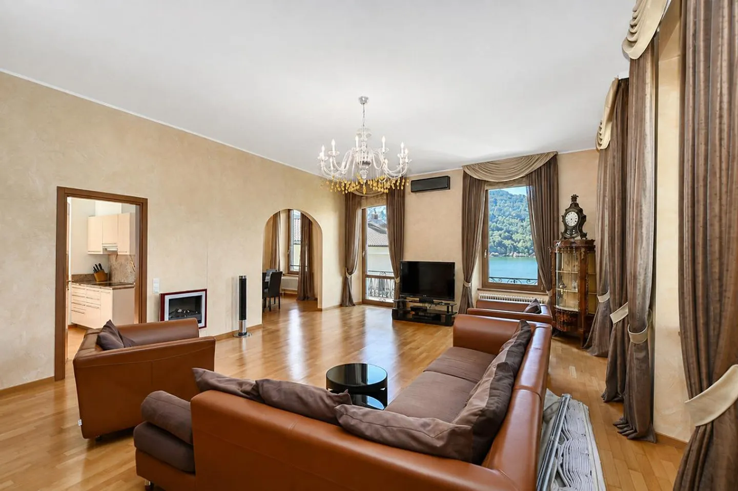 Elegant Penthouse with Lake Lugano View in Maroggia - Photo 6 of 21