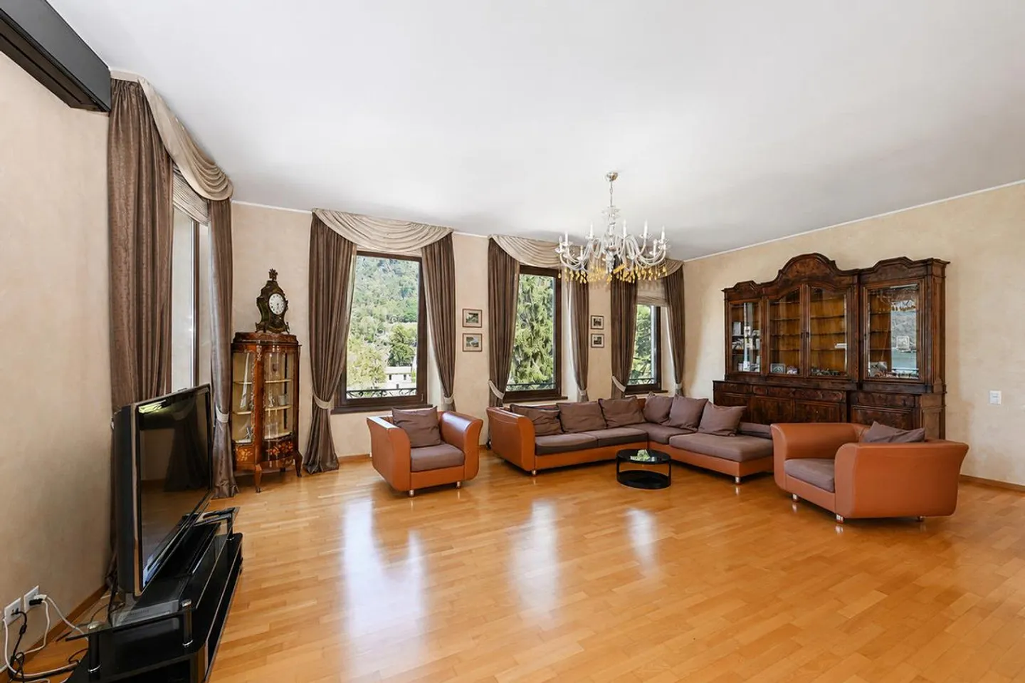 Elegant Penthouse with Lake Lugano View in Maroggia - Photo 7 of 21