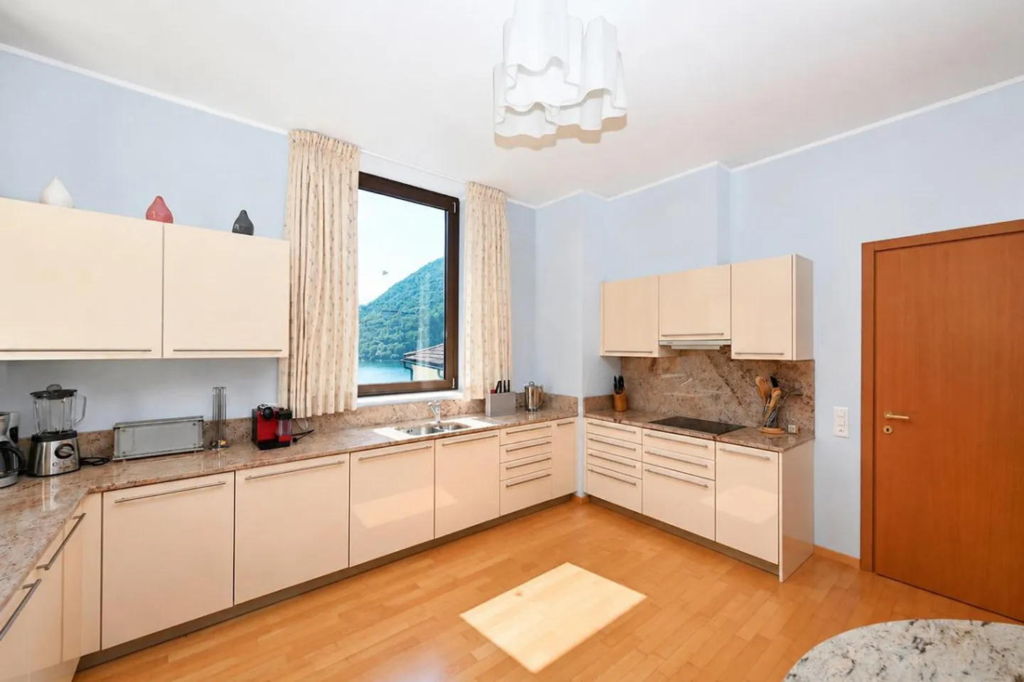 Elegant Penthouse with Lake Lugano View in Maroggia - Photo 12 of 21