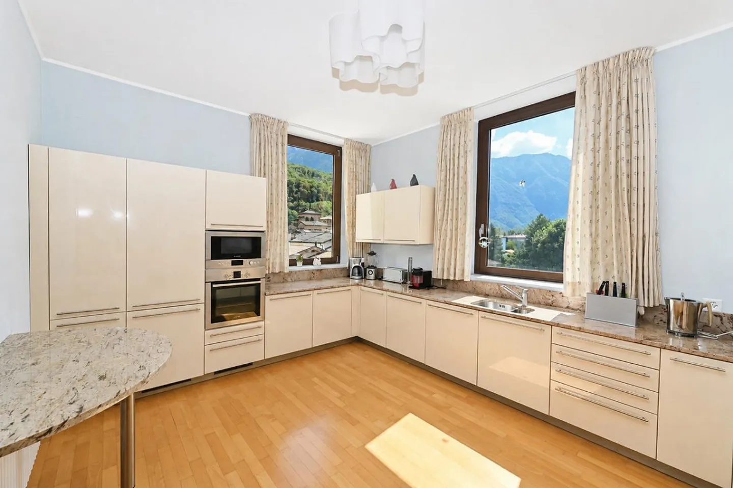 Elegant Penthouse with Lake Lugano View in Maroggia - Photo 11 of 21
