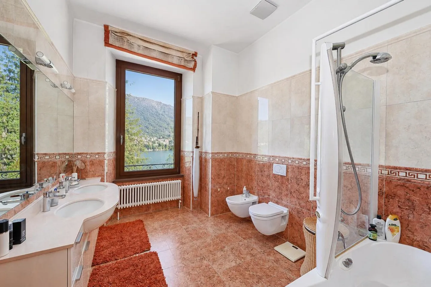 Elegant Penthouse with Lake Lugano View in Maroggia - Photo 16 of 21