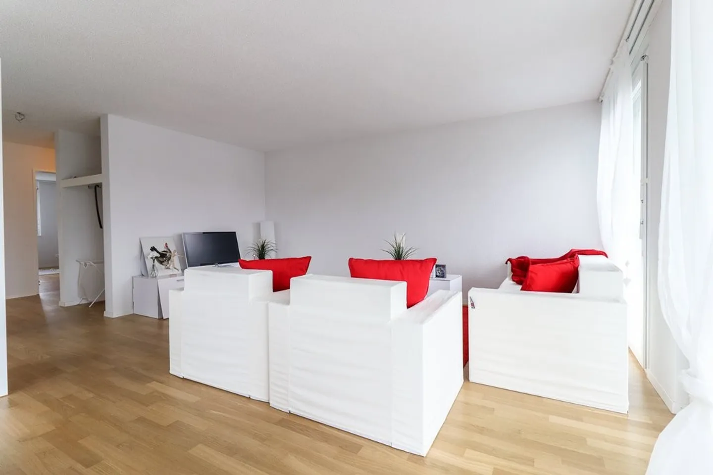 Modern 3.5-Room Apartment - Photo 3 of 10