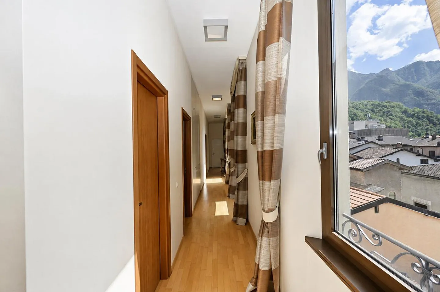 Elegant Penthouse with Lake Lugano View in Maroggia - Photo 20 of 21