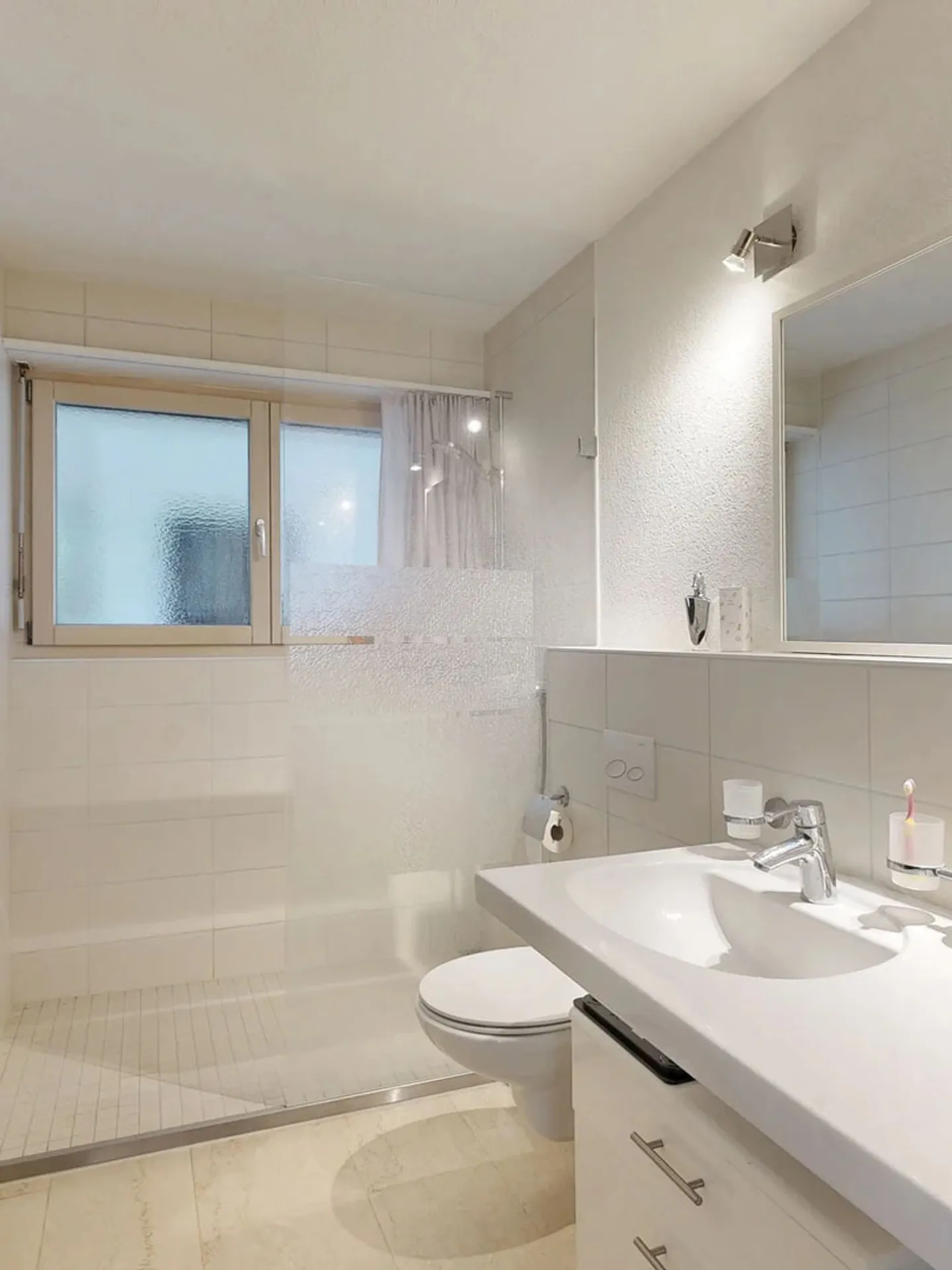 Maison multifamiliale avec trois appartements et trois places de parking extérieures - Photo 17 sur 29