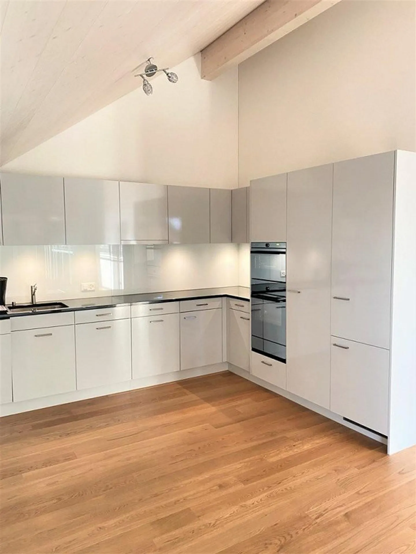 Appartement moderne de 3,5 pièces à louer dans la verdure - Photo 2 sur 10