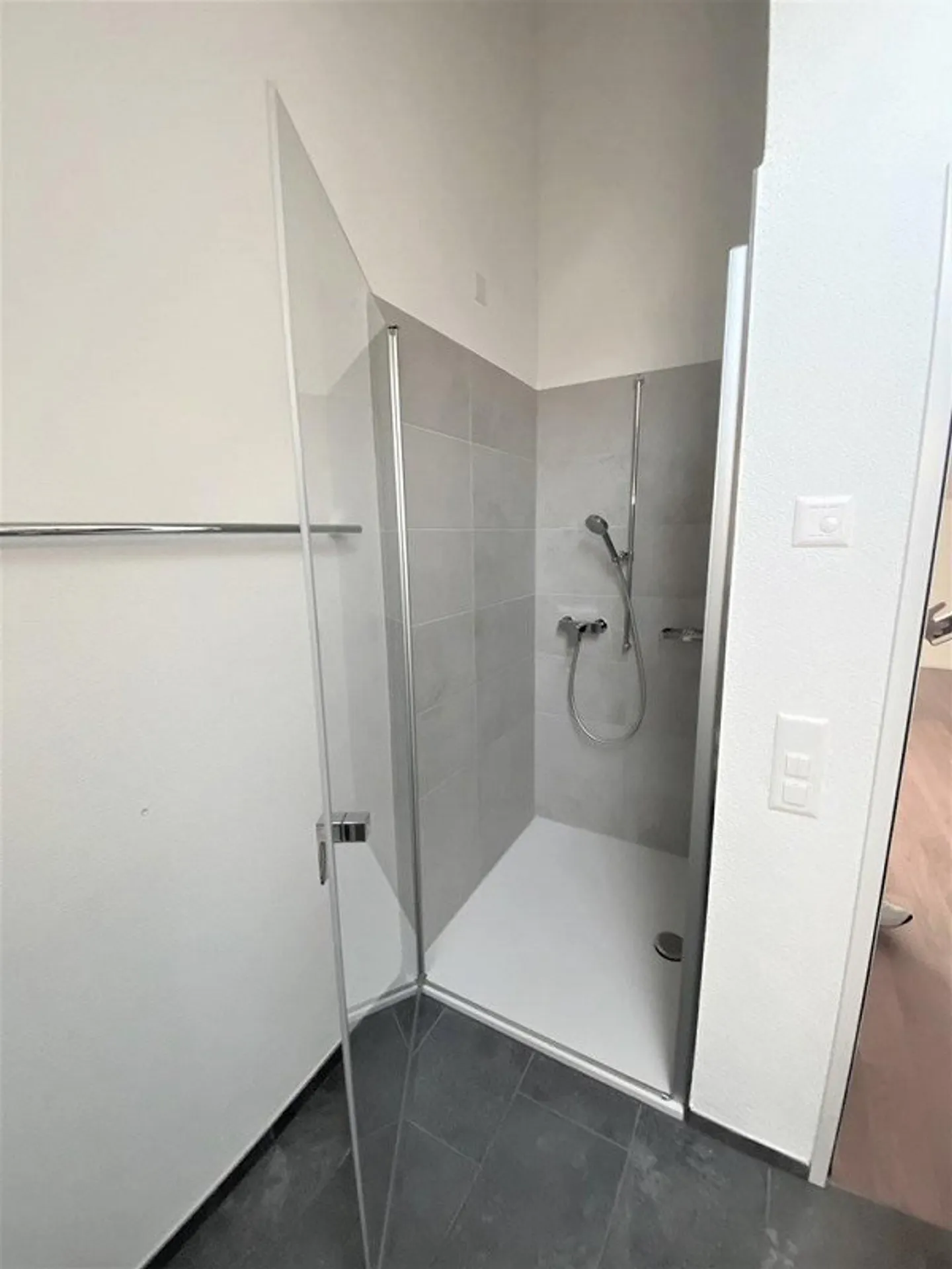 Appartement moderne de 3,5 pièces à louer dans la verdure - Photo 7 sur 10