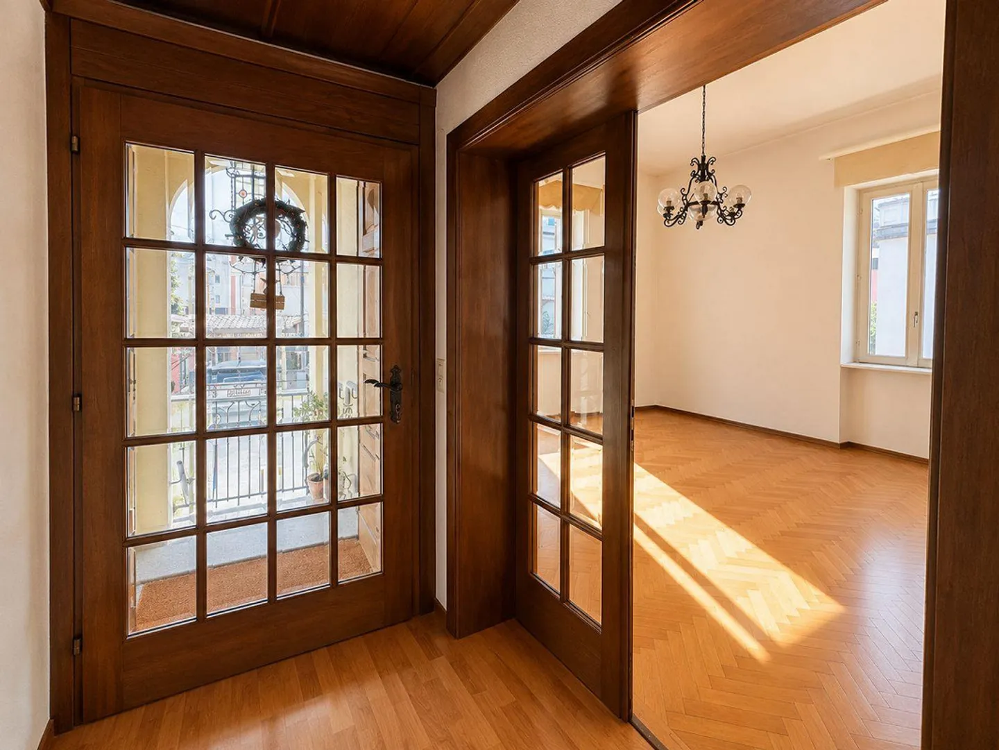 Spaziosa casa familiare con giardino privato in una tranquilla zona residenziale di Chiasso - Foto 6 di 15