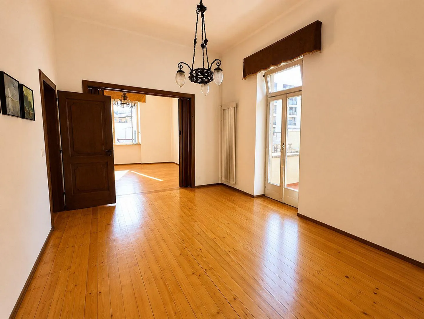 Spaziosa casa familiare con giardino privato in una tranquilla zona residenziale di Chiasso - Foto 1 di 15