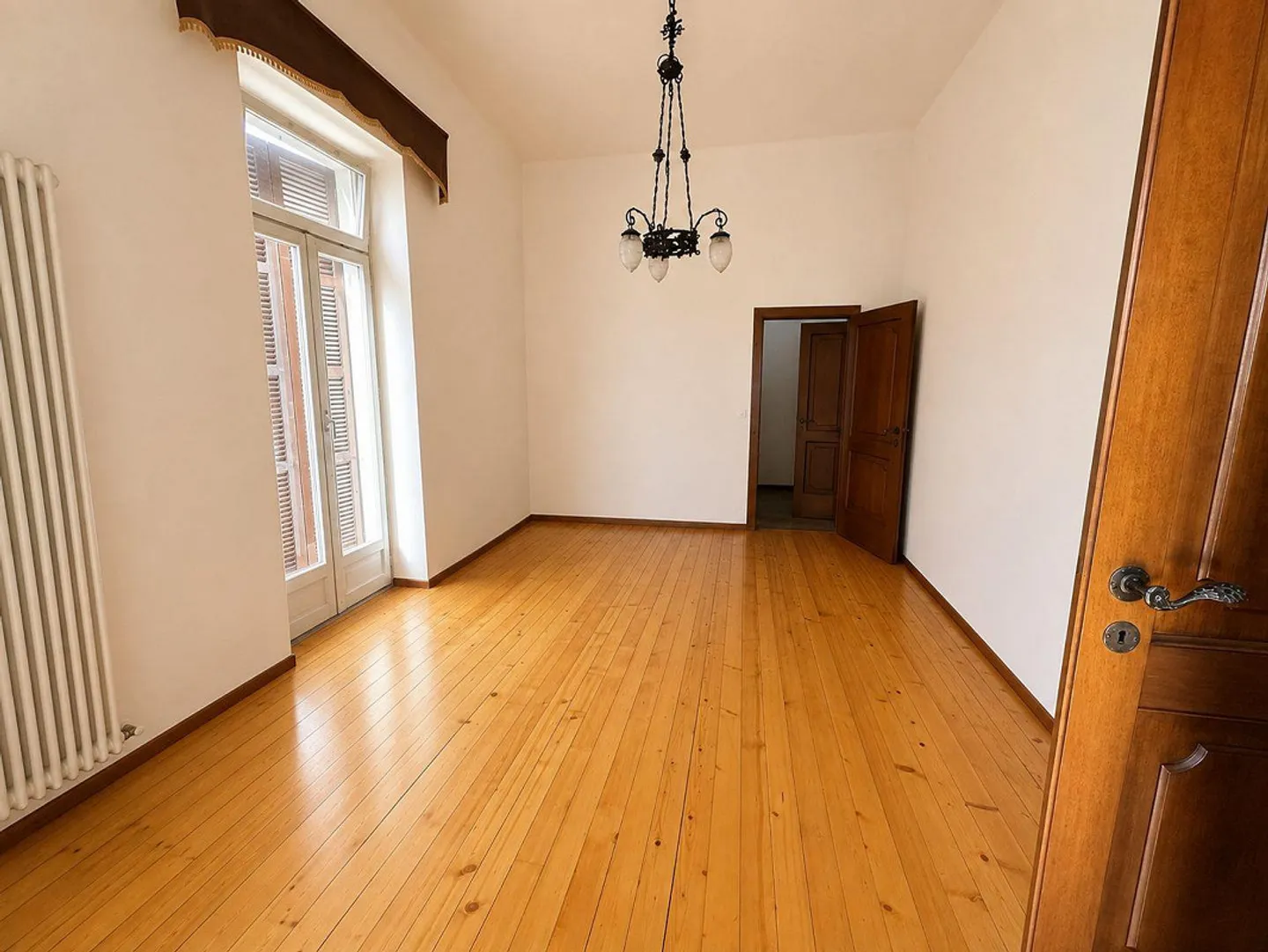 Spaziosa casa familiare con giardino privato in una tranquilla zona residenziale di Chiasso - Foto 2 di 15