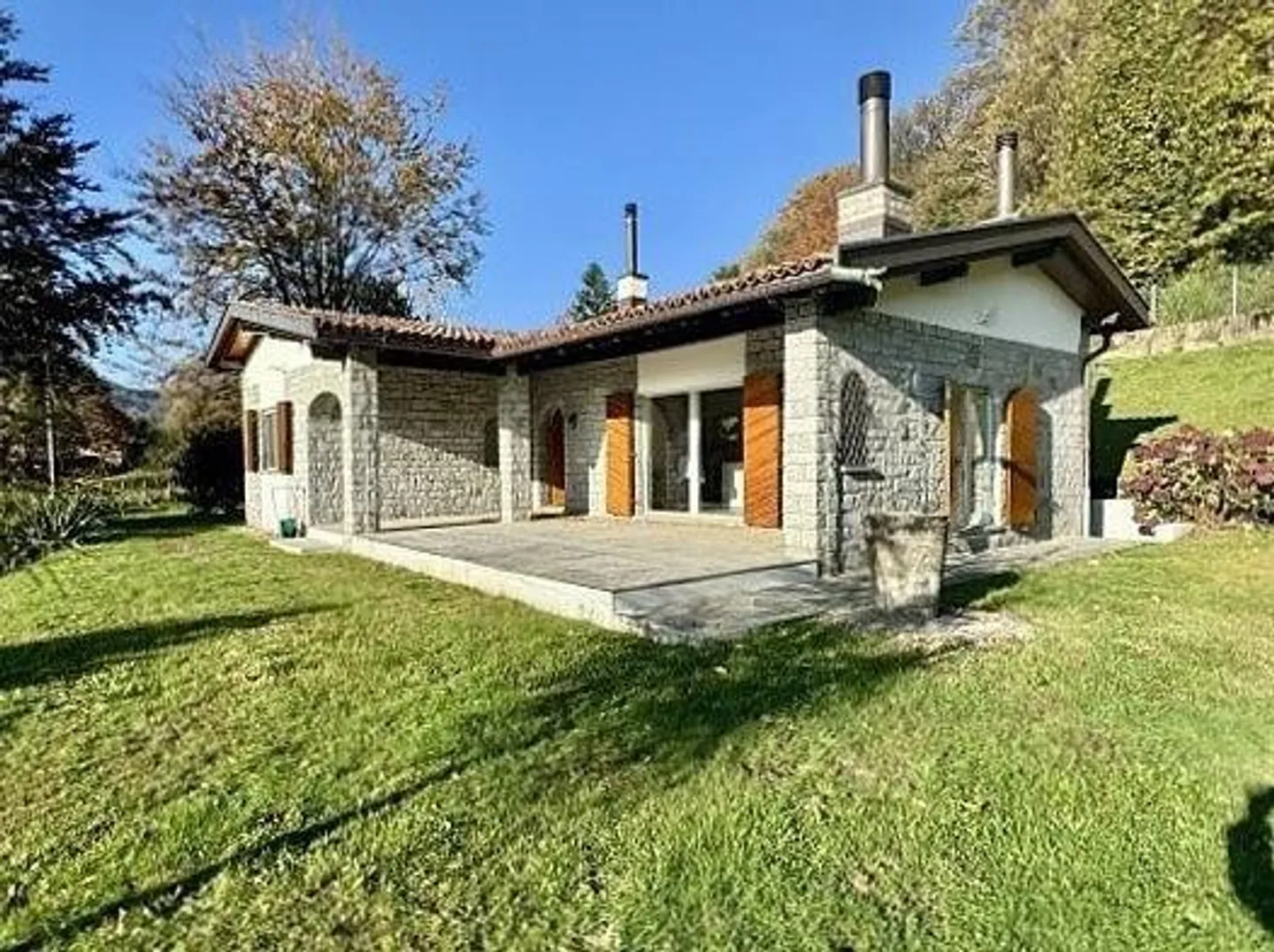 Villa 3 1/2 pièces avec beaucoup de terrain dans un endroit très calme et ensoleillé... - Photo 1 sur 25