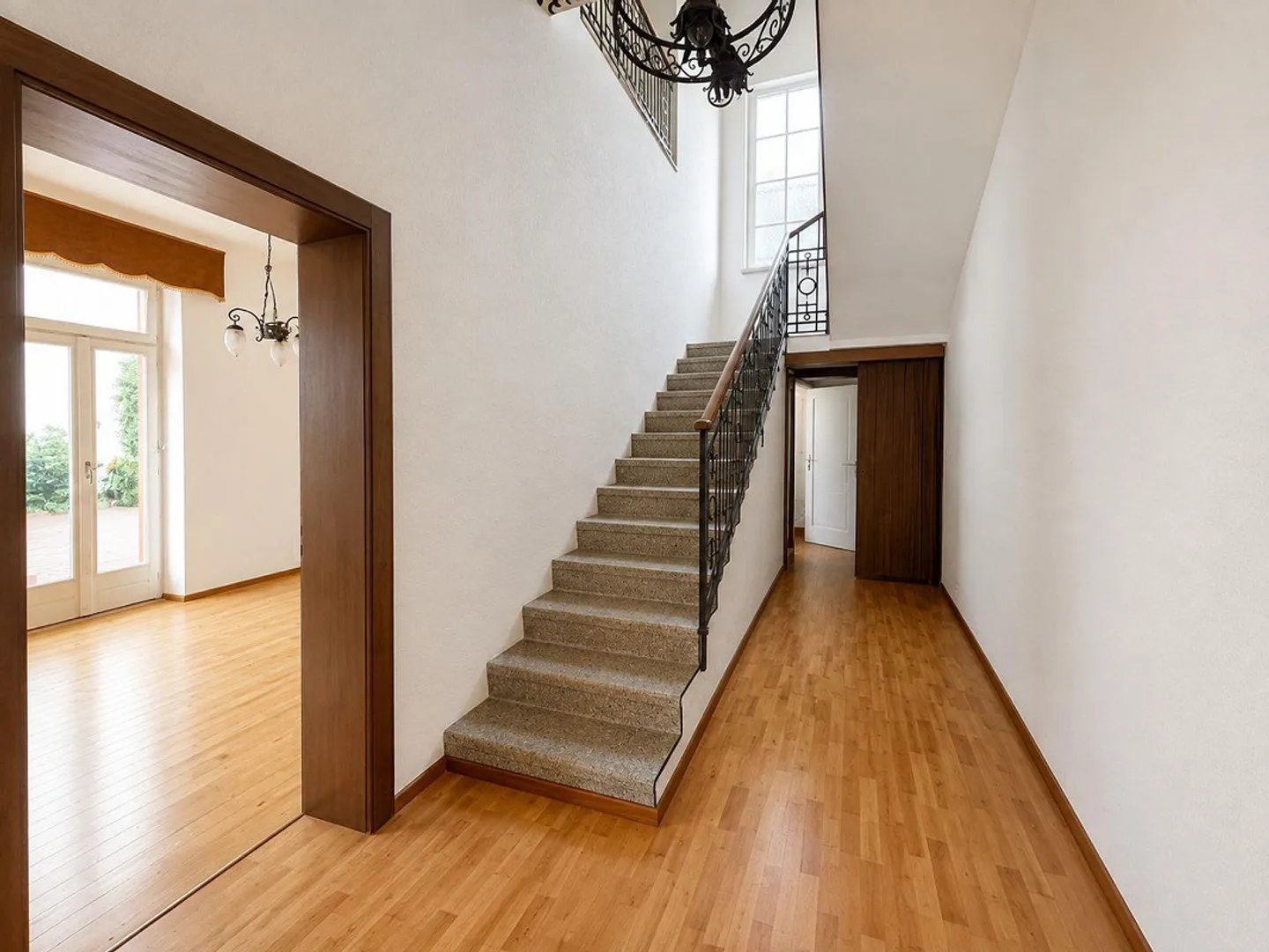 Spaziosa casa familiare con giardino privato in una tranquilla zona residenziale di Chiasso - Foto 5 di 15