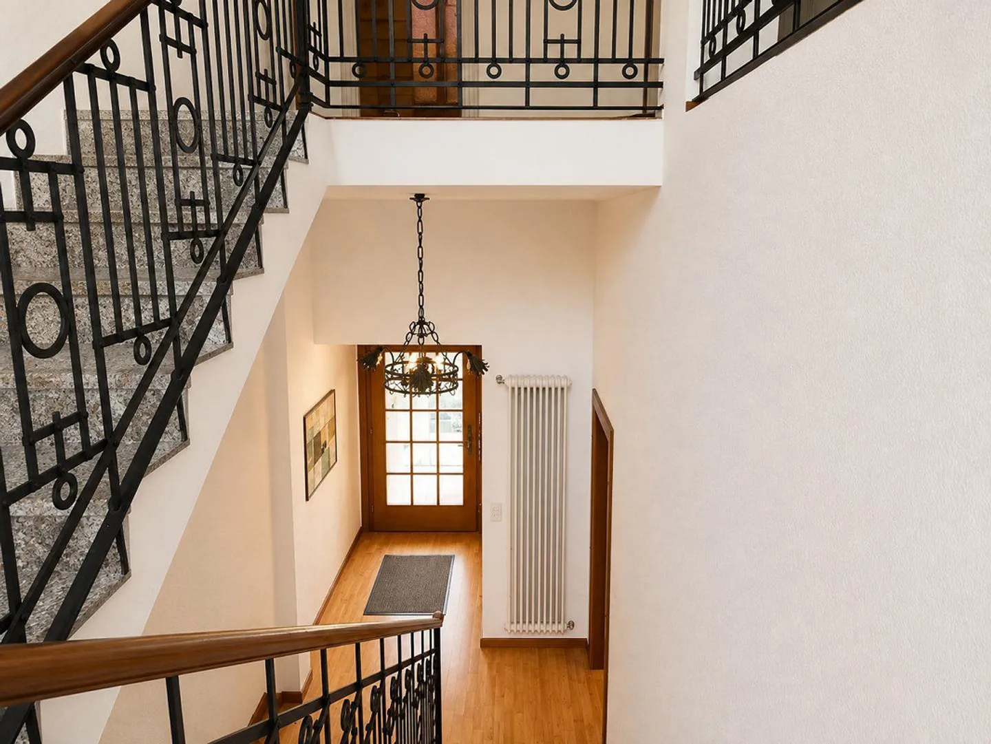 Spaziosa casa familiare con giardino privato in una tranquilla zona residenziale di Chiasso - Foto 7 di 15