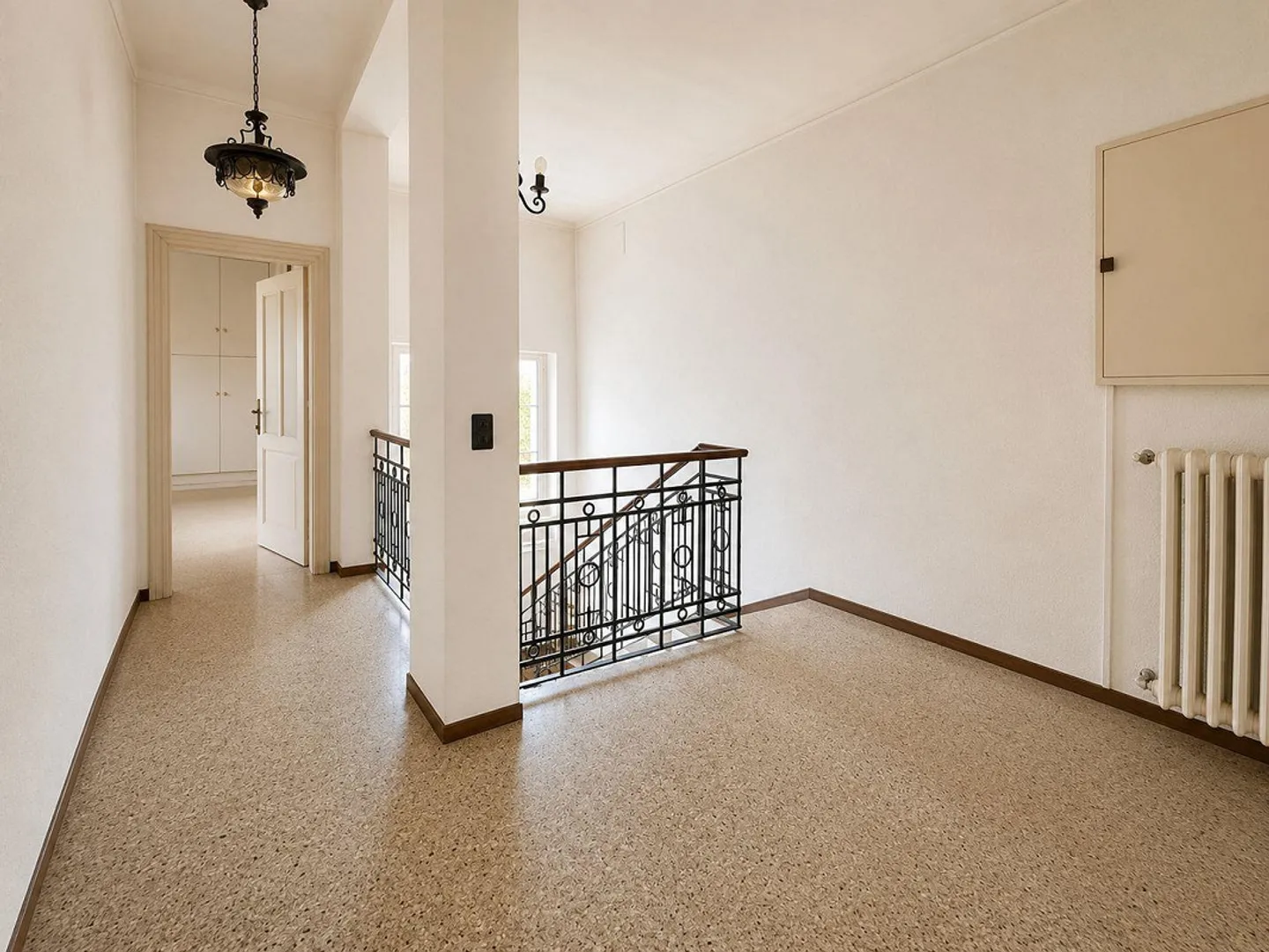 Spaziosa casa familiare con giardino privato in una tranquilla zona residenziale di Chiasso - Foto 8 di 15