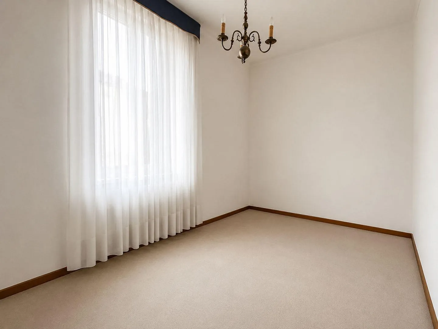 Spaziosa casa familiare con giardino privato in una tranquilla zona residenziale di Chiasso - Foto 10 di 15