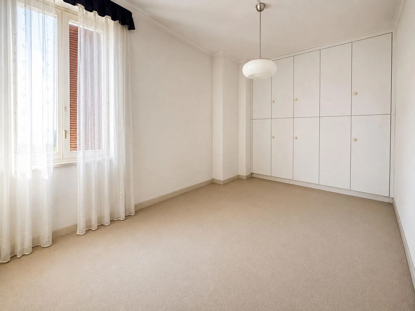 Spaziosa casa familiare con giardino privato in una tranquilla zona residenziale di Chiasso - Foto 12 di 15