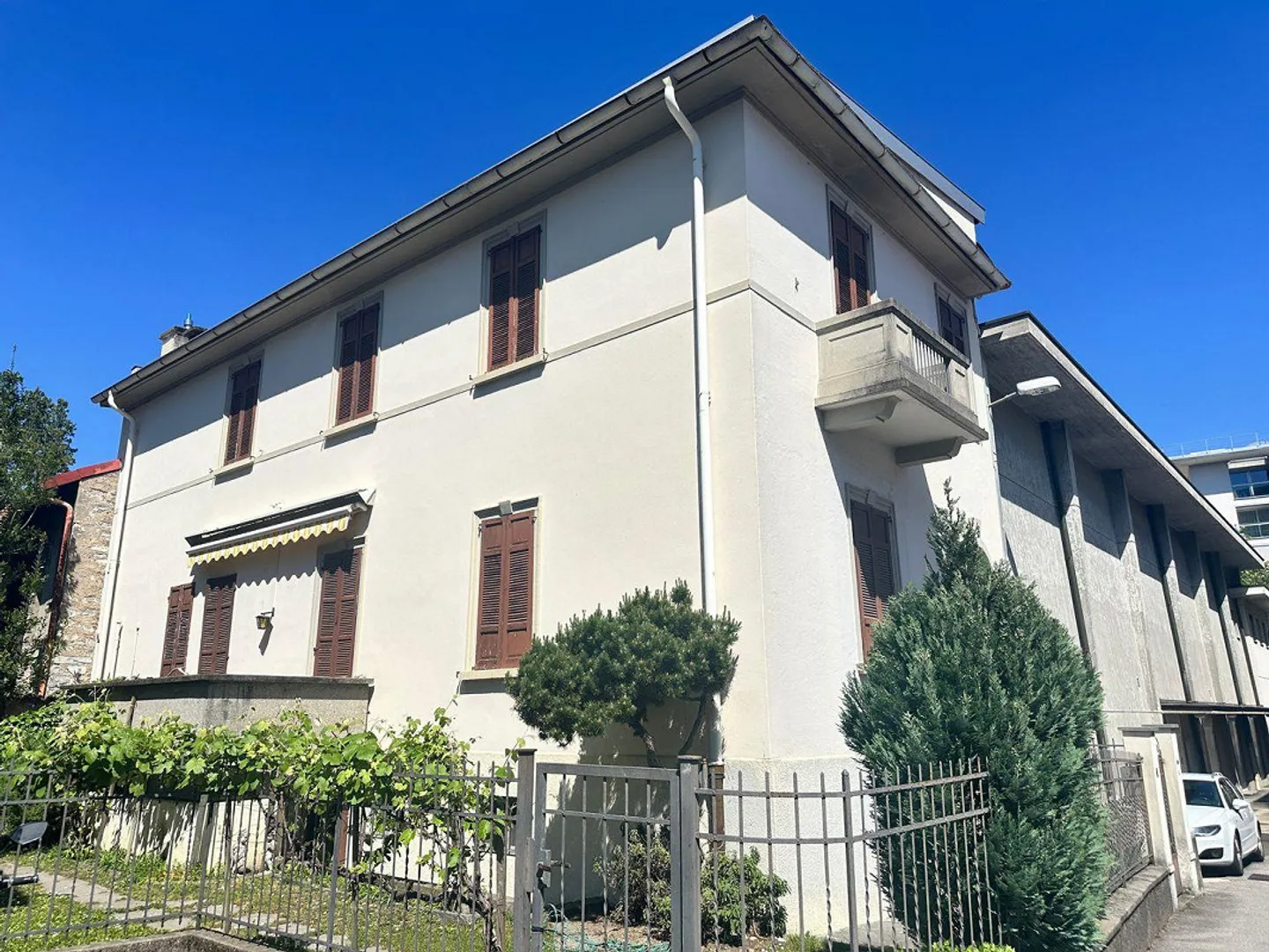 Spaziosa casa familiare con giardino privato in una tranquilla zona residenziale di Chiasso - Foto 13 di 15