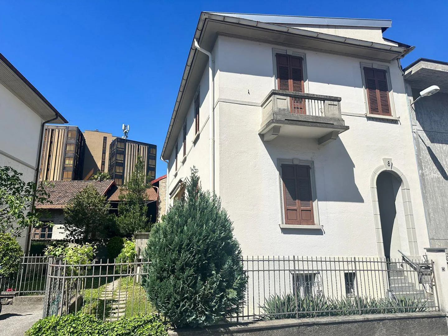 Spaziosa casa familiare con giardino privato in una tranquilla zona residenziale di Chiasso - Foto 15 di 15