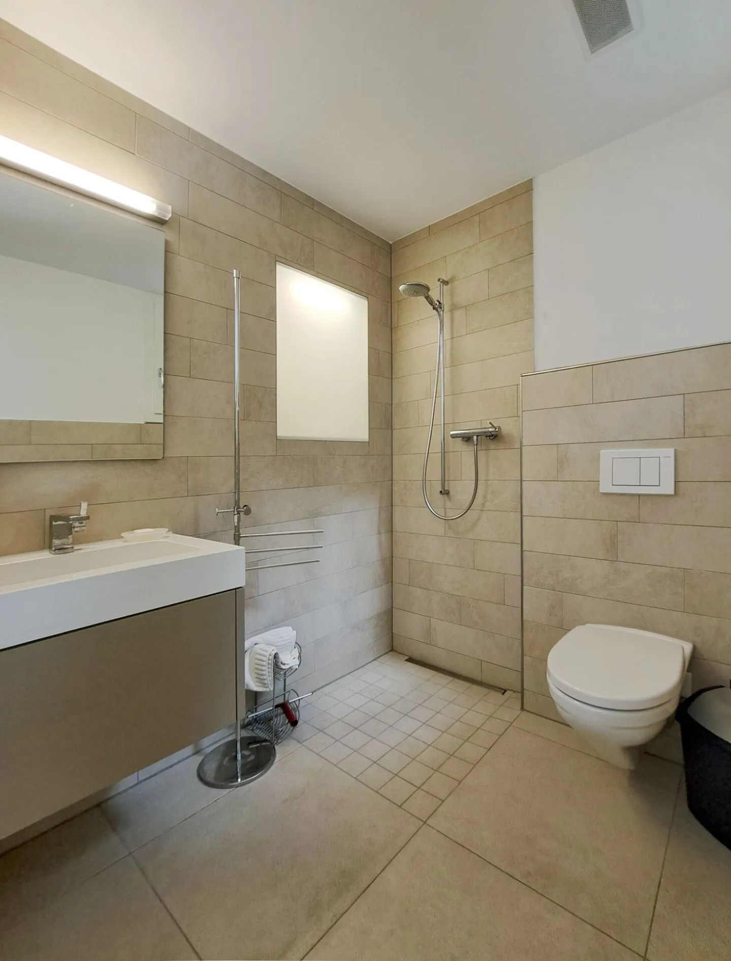 Exclusive villa with three residential units, pool and unparalleled privacy - Photo 20 of 21
