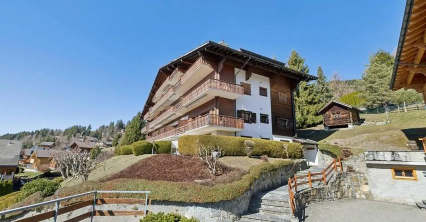 Charming Apartment with Balcony - Photo 3 of 12