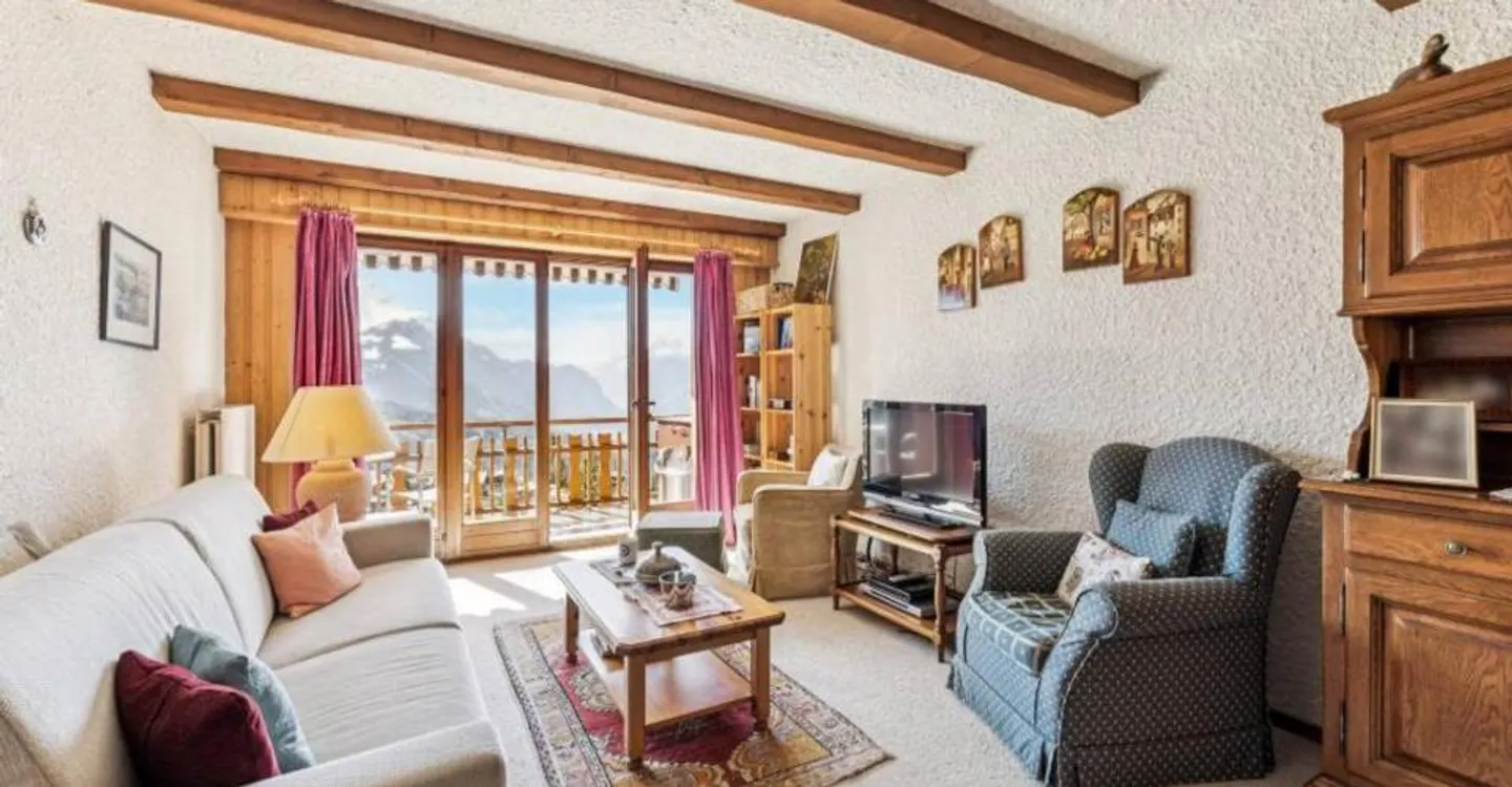 Charming Apartment with Balcony - Photo 4 of 12
